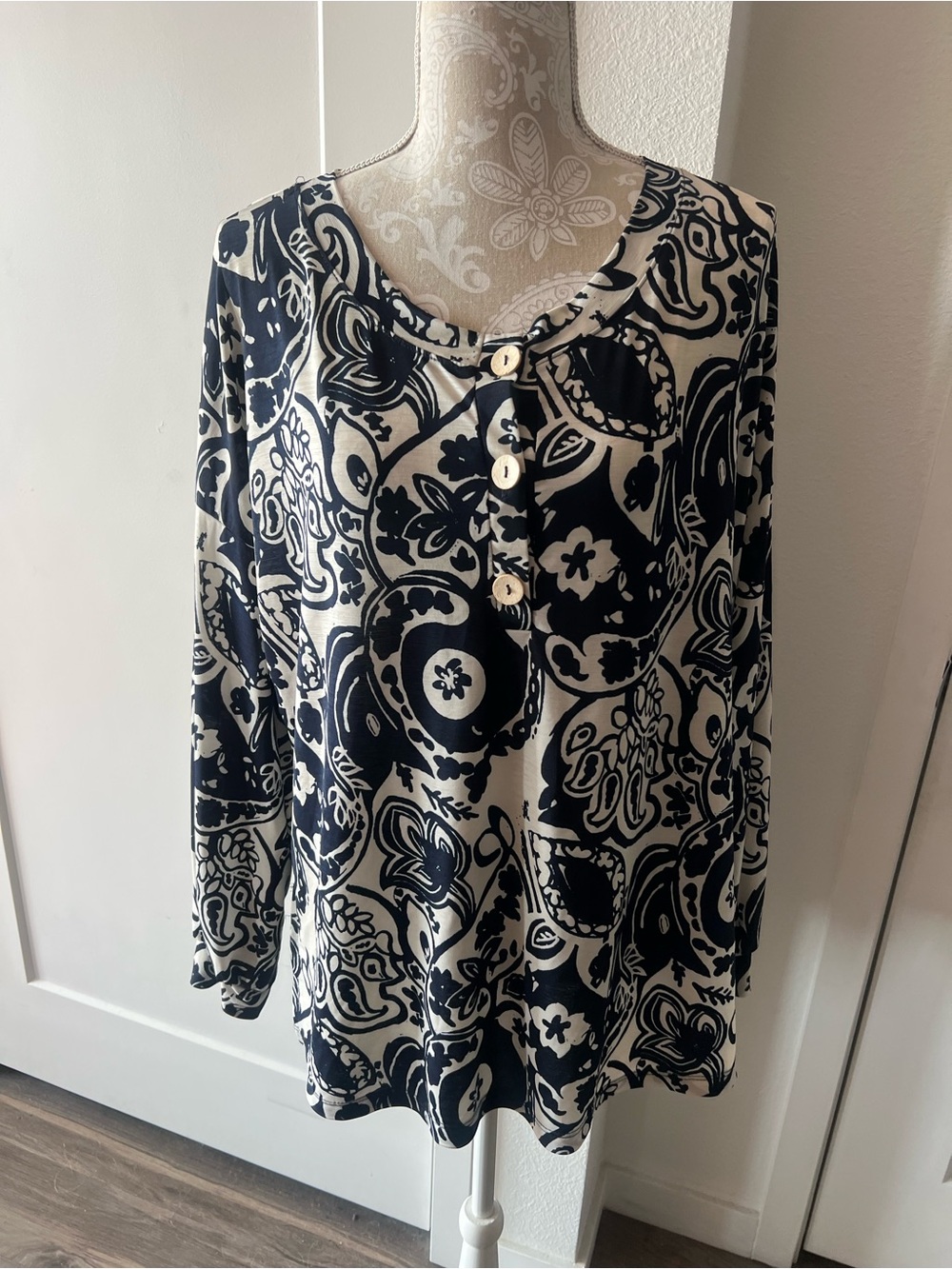 Cute Button Front, Cuffed Sleeve 2x Tunic Notched Side Seam Navy & White